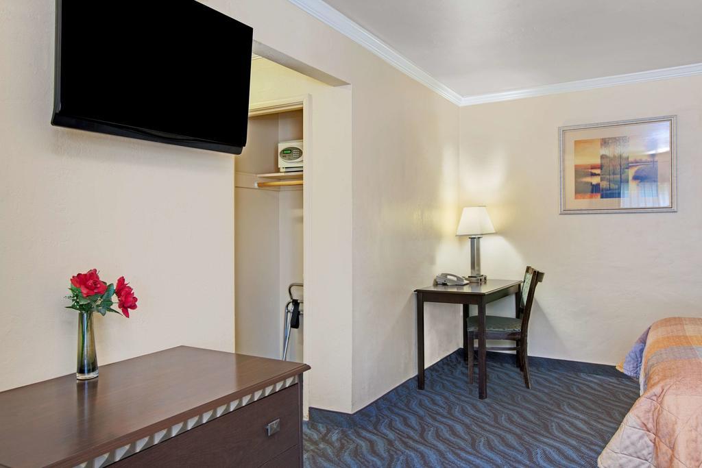 Super 8 By Wyndham Berkeley Motel Exterior foto